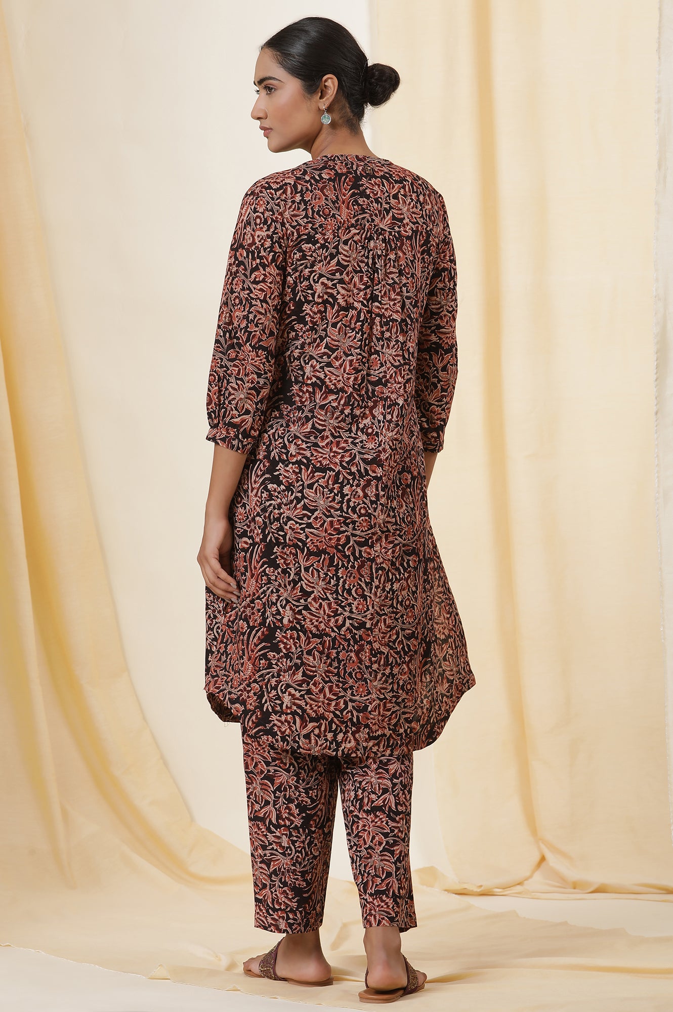 Black Kalamkari Printed Straight Cotton Voile Kurta And Straight Pants Set - Image 3